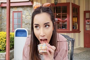 Aria Lee – Flashing At The Theme Park