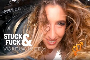 Candice Demellza – Stuck in the washing machine