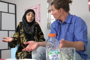 Lunita Galactica – Sexy Muslim babe spreads her legs instead of cooking lunch