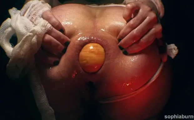 Sophia Burns – Stuffing Apples Into Her Ass OnlyFans Scene
