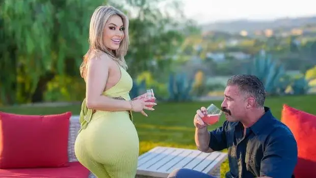 Nicole Aria – The Neighbor’s Help