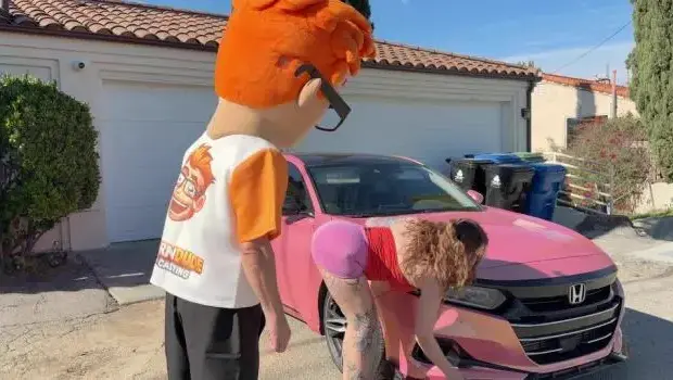 Avalon Mira – Porn Dude Peeks Under Avalon Mira’s Hood