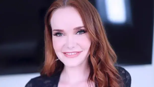 Chloe Foxxe – Chloe Foxxe’s Fiery Red Locks Shine in Her Amateur Allure Debut