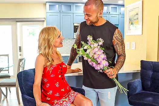 Bella Bare – Blonde MILF Bella Bare’s Belated Mother’s Day Gift