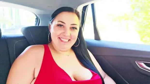 Julia – Julia, 31, is the center of attention for two guys!