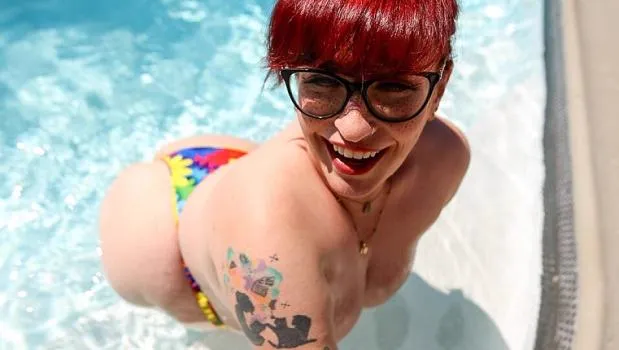 Busty Bexx – Splashing And Smashing