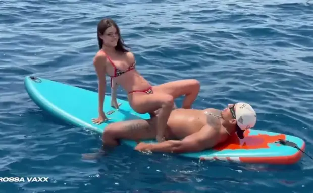 OnlyFans Scene Rossa Vaxx – Sex In The Sea On A SurfBoard With Leo Santos